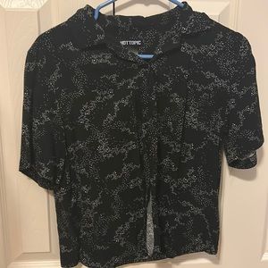 Hot Topic women’s button up shirt